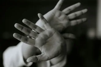 Χεριά παιδιού που έχει κακοποιηθεί