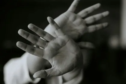 Χεριά παιδιού που έχει κακοποιηθεί