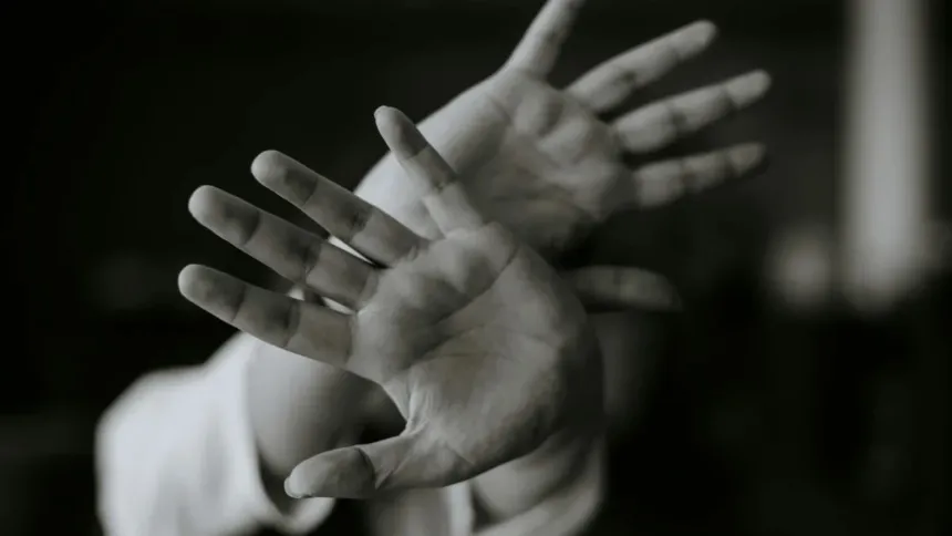 Χεριά παιδιού που έχει κακοποιηθεί