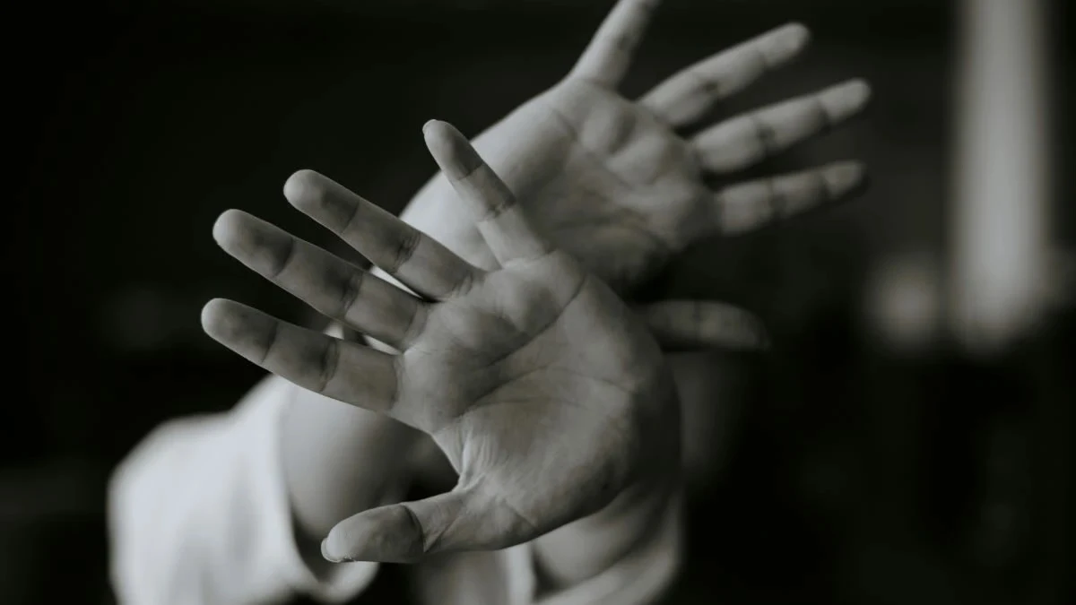 Χεριά παιδιού που έχει κακοποιηθεί