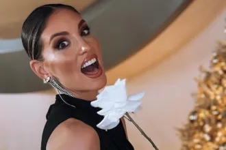 Η Αθηνά Οικονομάκου στολίζει το χριστουγεννιάτικο δέντρο μαζί με τα παιδιά της.