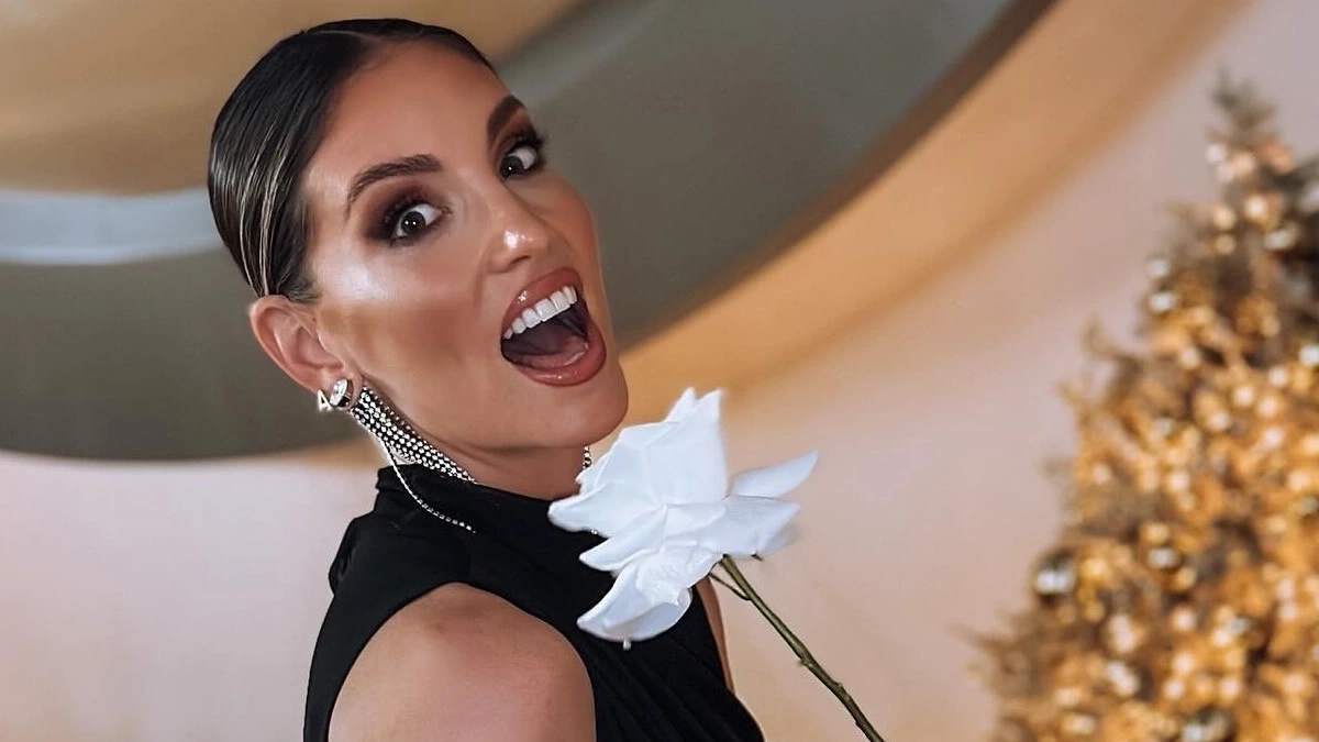 Η Αθηνά Οικονομάκου στολίζει το χριστουγεννιάτικο δέντρο μαζί με τα παιδιά της.