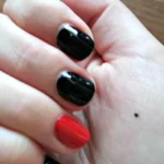 Χέρι με μαύρη τελεία στην παλάμη ως ένδειξη σιωπηλής βοήθειας