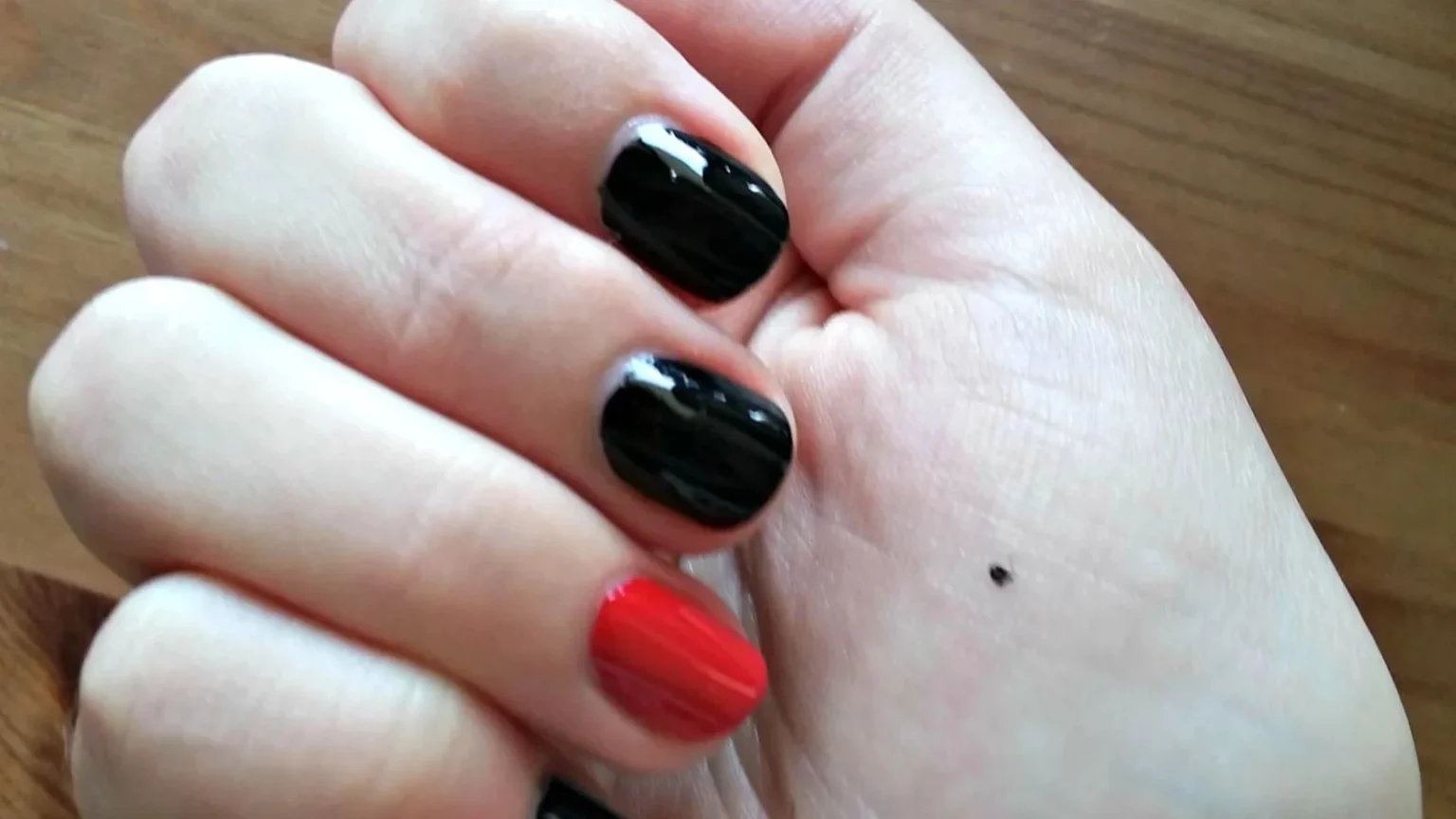 Χέρι με μαύρη τελεία στην παλάμη ως ένδειξη σιωπηλής βοήθειας