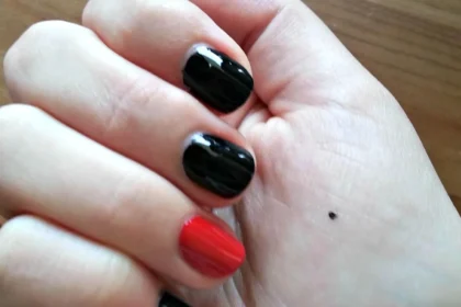 Χέρι με μαύρη τελεία στην παλάμη ως ένδειξη σιωπηλής βοήθειας