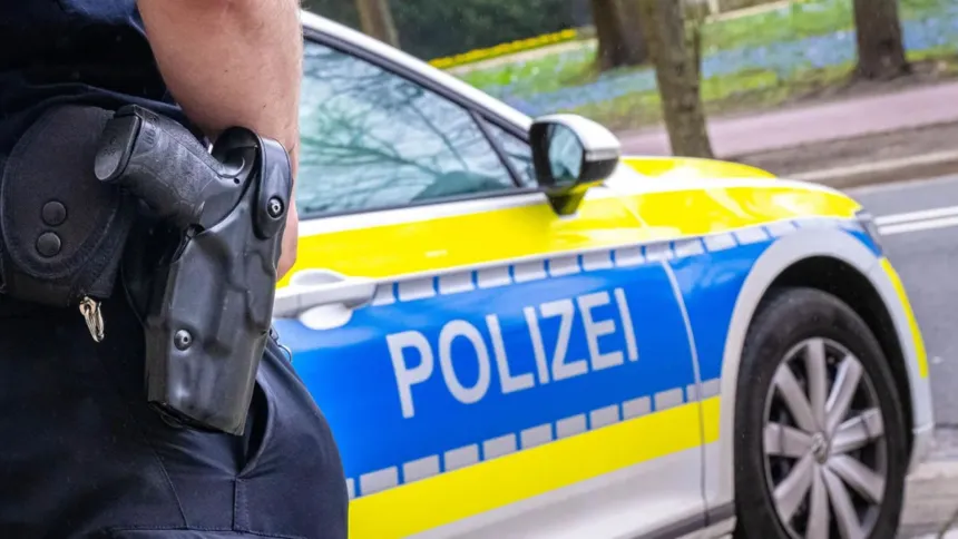 Περιπολικό της γερμανικής αστυνομίας σε δρόμο του Μπόχουμ μετά το περιστατικό με την 12χρονη