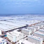 Γιγαντιαίο εργοστάσιο της BYD για ηλεκτρικά αυτοκίνητα, σε αντίθεση με τις μειώσεις προσωπικού στη Volkswagen.