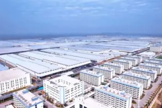 Γιγαντιαίο εργοστάσιο της BYD για ηλεκτρικά αυτοκίνητα, σε αντίθεση με τις μειώσεις προσωπικού στη Volkswagen.