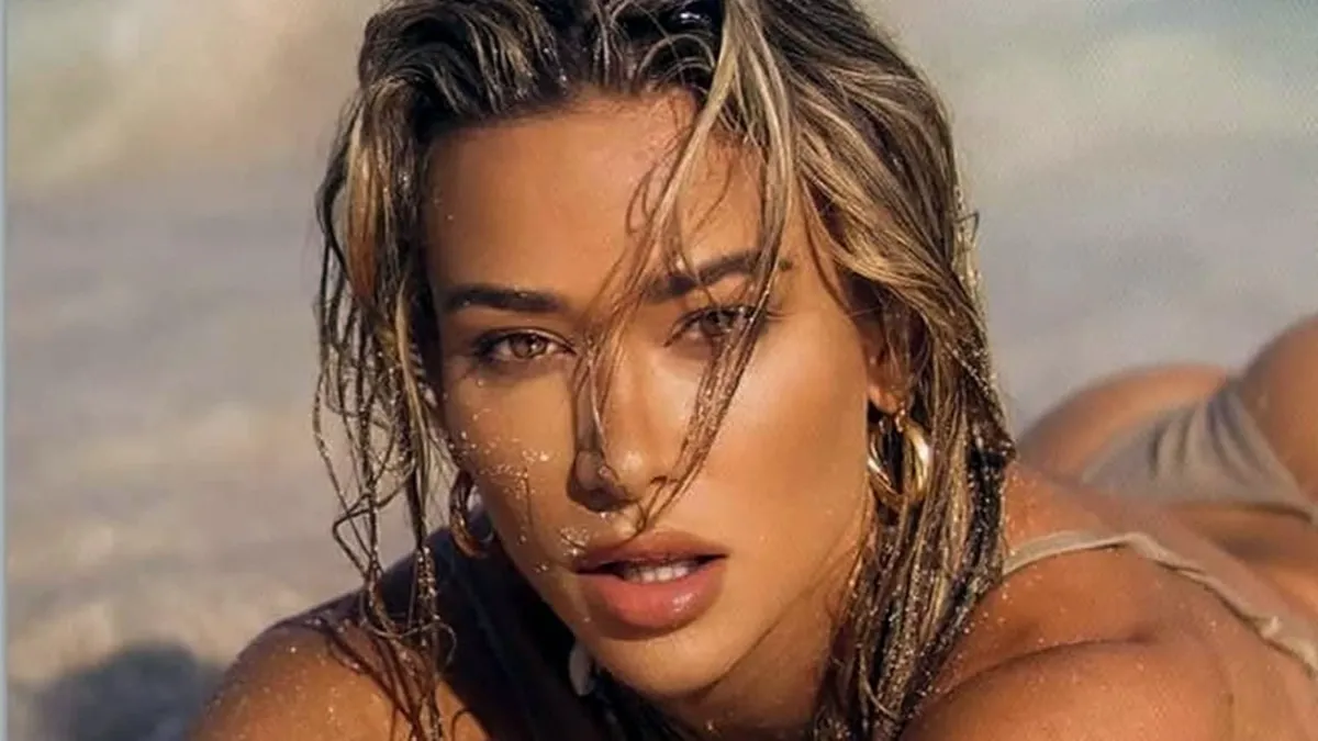 Cindy Prado: Το trench look που έγινε viral – Δερμάτινο σορτς, animal print clutch και ακαταμάχητο urban chic 1 Cindy Prado με trench jacket, δερμάτινο σορτς και animal print clutch σε urban fashion εμφάνιση