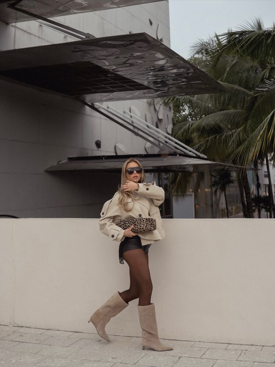 Cindy Prado: Το trench look που έγινε viral – Δερμάτινο σορτς, animal print clutch και ακαταμάχητο urban chic 2 cindyprado 1762876346 3763602037666818763 7638875