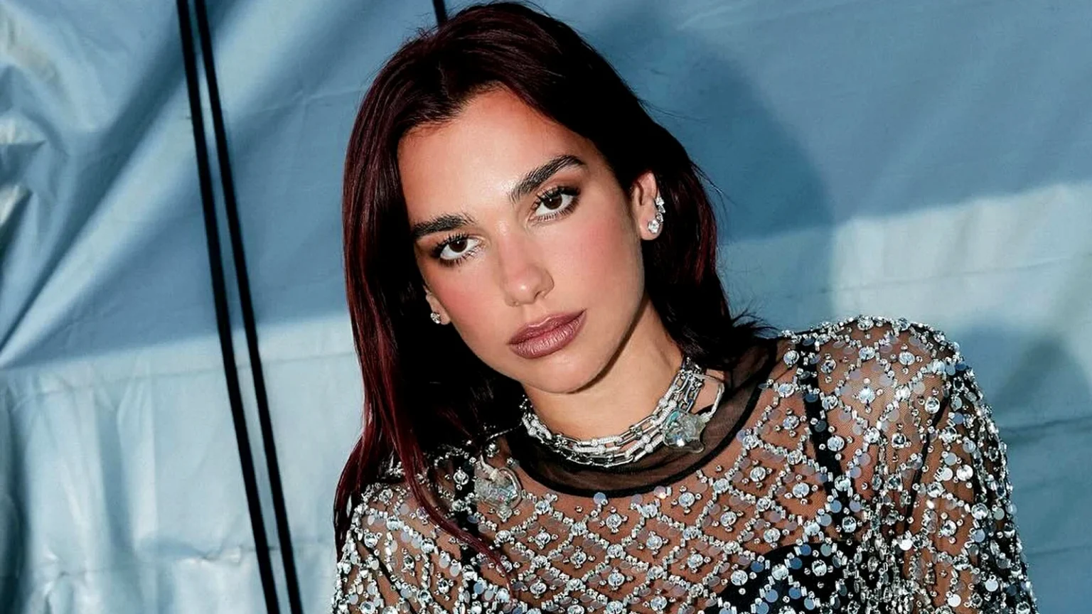 dua lipa jacquemus gamos 1600x900 boost