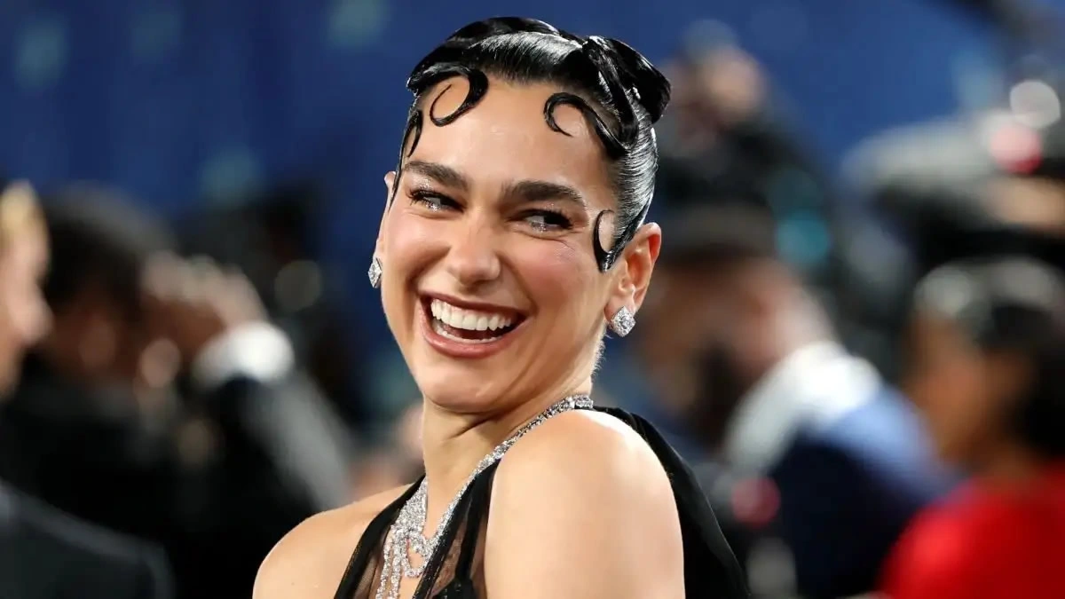Η Dua Lipa στο promo των Χειμερινών Ολυμπιακών Αγώνων 2026 στο Μιλάνο.