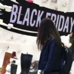 Πελάτες σε κατάστημα με προσφορές Black Friday στην Ελλάδα.