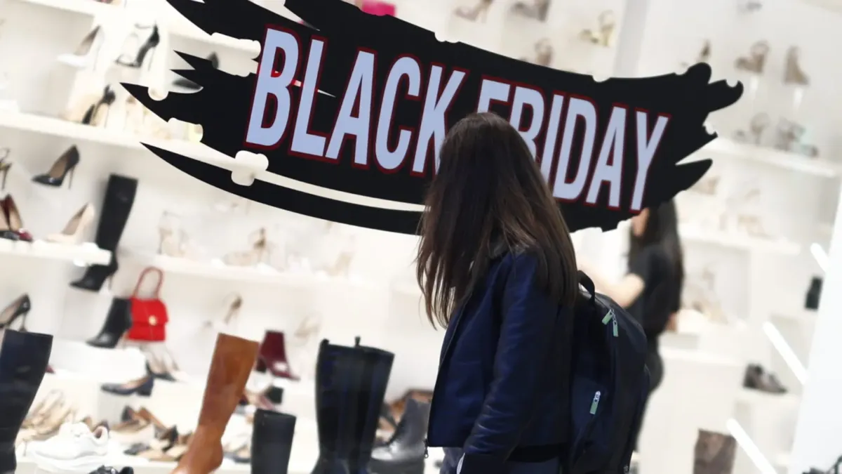Πελάτες σε κατάστημα με προσφορές Black Friday στην Ελλάδα.