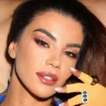 Η Ειρήνη Παπαδοπούλου πόζάρει ανέμελα στον φωτογραφικό φακό