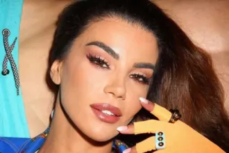 Η Ειρήνη Παπαδοπούλου πόζάρει ανέμελα στον φωτογραφικό φακό