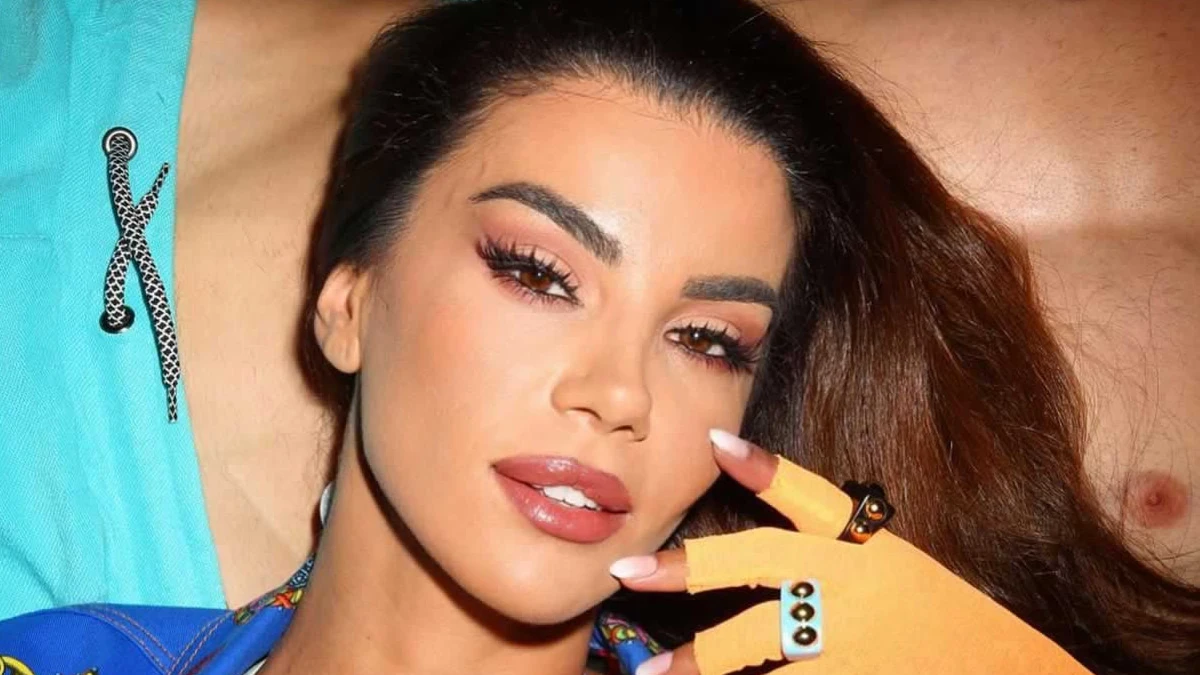 Η Ειρήνη Παπαδοπούλου πόζάρει ανέμελα στον φωτογραφικό φακό