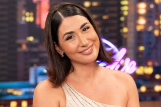 Η Έλενα Κρεμλίδου χαμογελά σε πρόσφατη δημόσια εμφάνισή της