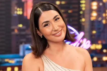 Η Έλενα Κρεμλίδου χαμογελά σε πρόσφατη δημόσια εμφάνισή της