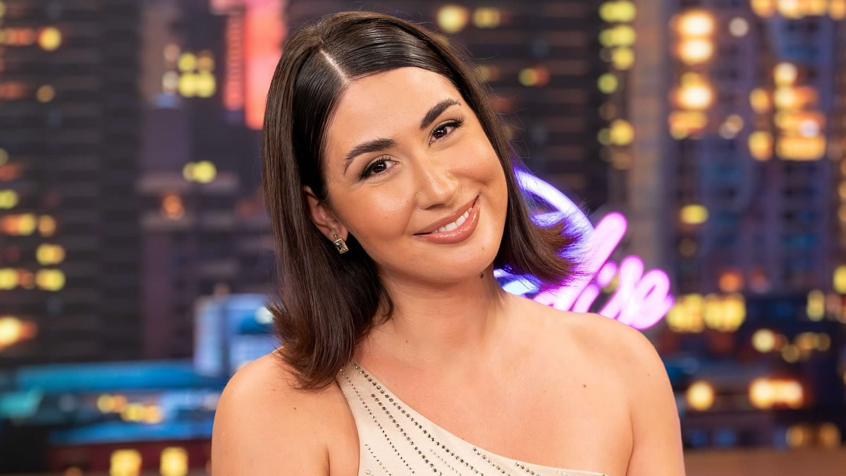 Η Έλενα Κρεμλίδου χαμογελά σε πρόσφατη δημόσια εμφάνισή της