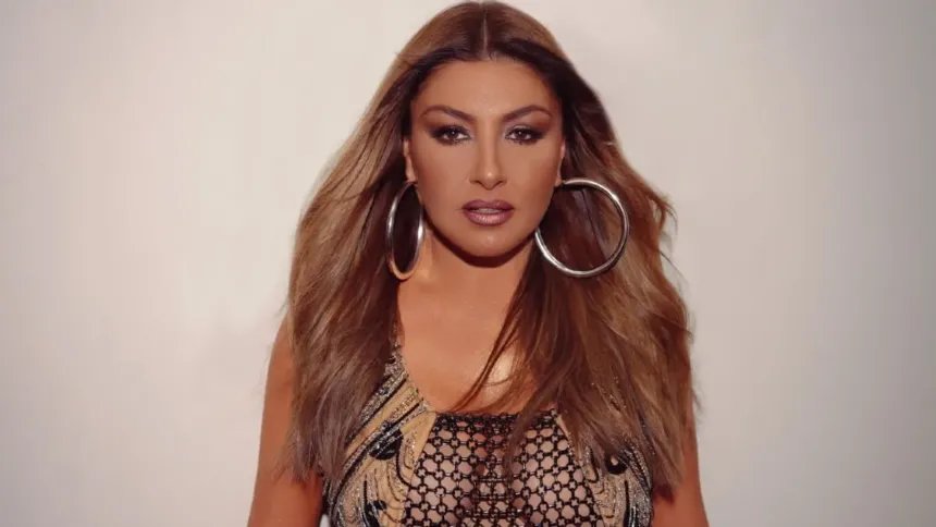 Η Έλενα Παπαρίζου σε εντυπωσιακή φωτογράφιση