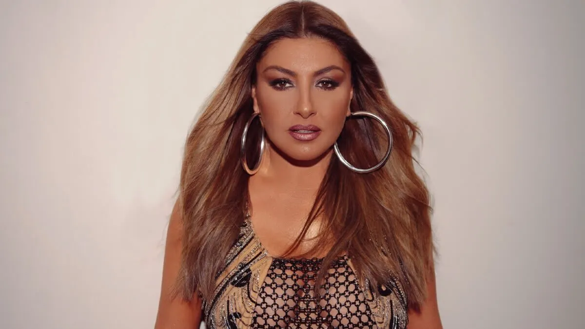 Η Έλενα Παπαρίζου σε εντυπωσιακή φωτογράφιση