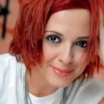 Η Ελένη Ράντου χαμογελαστή στη φωτογραφία των γενεθλίων της στα 60, δίπλα στον Βασίλη Παπακωνσταντίνου.