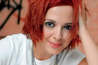 Η Ελένη Ράντου χαμογελαστή στη φωτογραφία των γενεθλίων της στα 60, δίπλα στον Βασίλη Παπακωνσταντίνου.