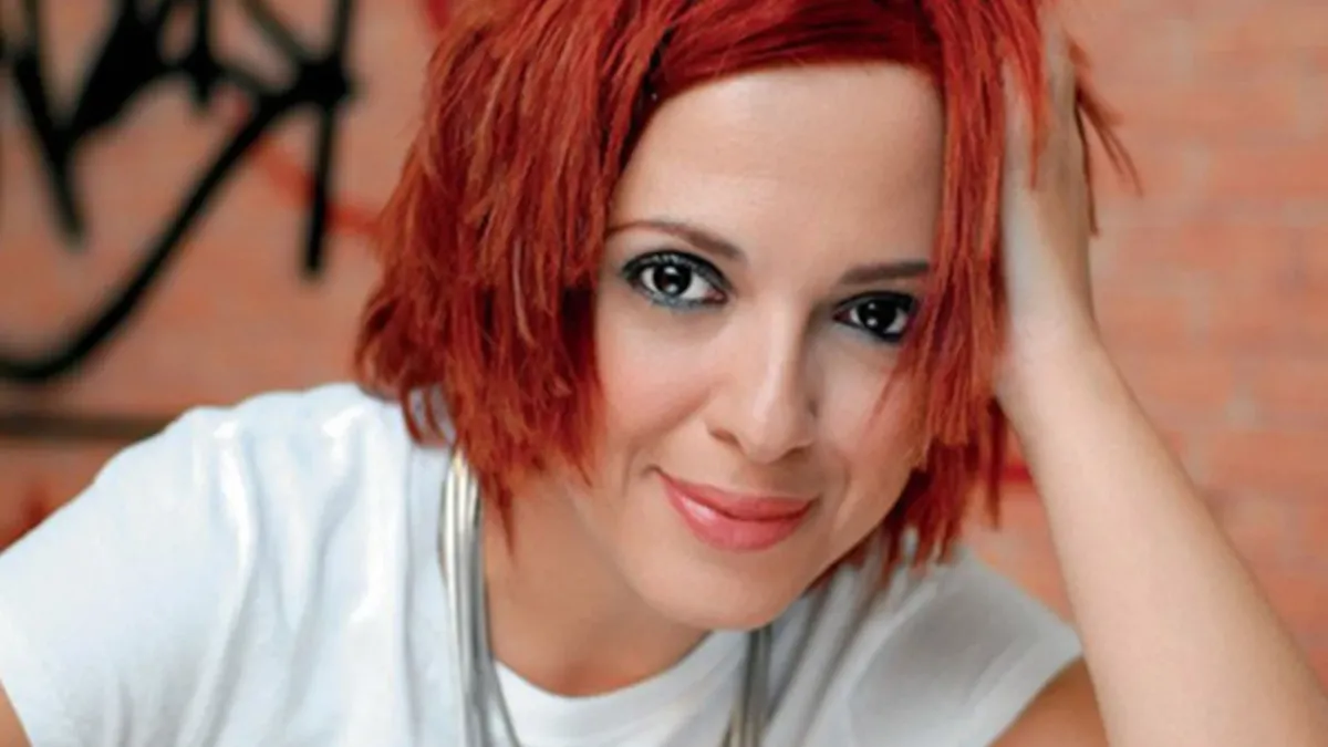 Ελένη Ράντου στα 60: Η τρυφερή γιορτή, ο Βασίλης Παπακωνσταντίνου και το μυστικό μιας αγάπης που δεν λύγισε ποτέ 1 Η Ελένη Ράντου χαμογελαστή στη φωτογραφία των γενεθλίων της στα 60, δίπλα στον Βασίλη Παπακωνσταντίνου.