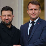 Σατιρική αποτύπωση της υποτιθέμενης συμφωνίας Μακρόν και Ζελένσκι στην ευρωπαϊκή πολιτική σκηνή
