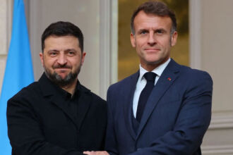 Σατιρική αποτύπωση της υποτιθέμενης συμφωνίας Μακρόν και Ζελένσκι στην ευρωπαϊκή πολιτική σκηνή