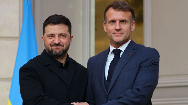 Σατιρική αποτύπωση της υποτιθέμενης συμφωνίας Μακρόν και Ζελένσκι στην ευρωπαϊκή πολιτική σκηνή