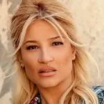 Η Φαίη Σκορδά ποζάρει στον φωτογραφικό φακό