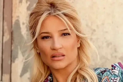 Η Φαίη Σκορδά ποζάρει στον φωτογραφικό φακό