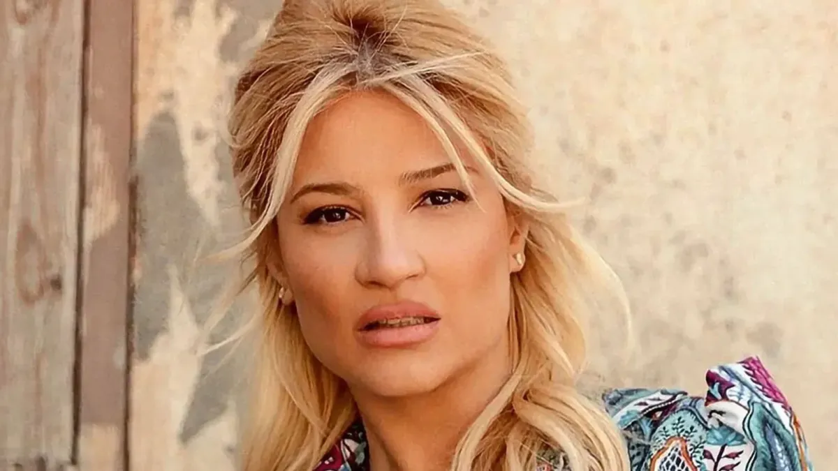 Η Φαίη Σκορδά ποζάρει στον φωτογραφικό φακό