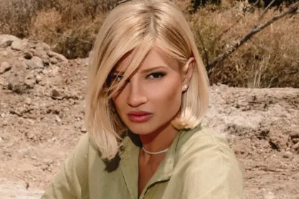 Η Φαίη Σκορδά σε κομψή εμφάνιση