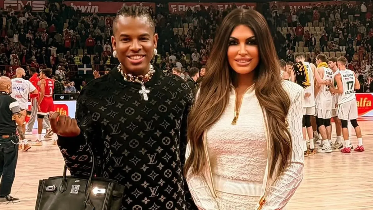 Ο Fancy James δίπλα στην Κίμπερλι Γκίλφοϊλ στην Αθήνα