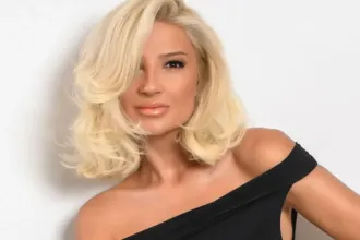 Η Φαίη Σκορδά με leopard φόρεμα και nude γόβες σε εντυπωσιακή εμφάνιση με αισθησιακό στυλ