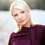 Φαίη Σκορδά με μωβ off-shoulder φόρεμα και nude γόβες σε minimal chic εμφάνιση