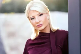 Φαίη Σκορδά με μωβ off-shoulder φόρεμα και nude γόβες σε minimal chic εμφάνιση