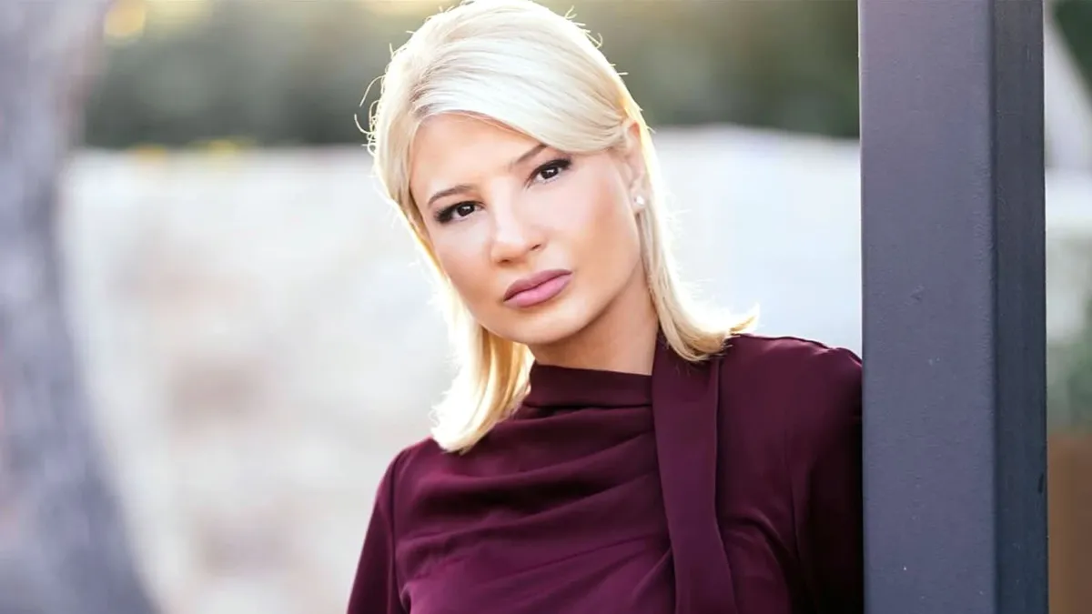 Φαίη Σκορδά με μωβ off-shoulder φόρεμα και nude γόβες σε minimal chic εμφάνιση