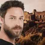 Ο Μιχάλης με φόντο την Βάθεια στη Γη της Ελιάς