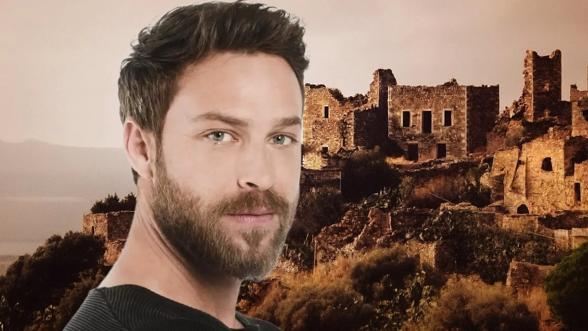 Ο Μιχάλης με φόντο την Βάθεια στη Γη της Ελιάς