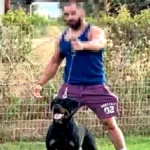 Αστυνομικοί έξω από χώρο ερευνών για τη δολοφονία του Γιάννη Λάλα στην Αράχωβα