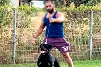 Αστυνομικοί έξω από χώρο ερευνών για τη δολοφονία του Γιάννη Λάλα στην Αράχωβα