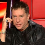 Ο Γιώργος Καπουτζίδης χαμογελά στο πλατό του The Voice μετά την viral ατάκα του.