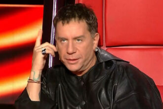 Ο Γιώργος Καπουτζίδης χαμογελά στο πλατό του The Voice μετά την viral ατάκα του.