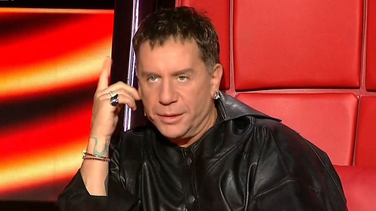 Ο Γιώργος Καπουτζίδης χαμογελά στο πλατό του The Voice μετά την viral ατάκα του.