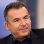 Γιώργος Λιάγκας χαμογελαστός στον αέρα της εκπομπής του στον ΑΝΤ1