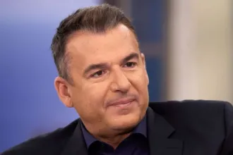 Γιώργος Λιάγκας χαμογελαστός στον αέρα της εκπομπής του στον ΑΝΤ1